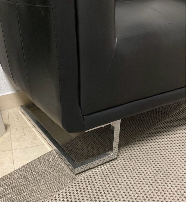 Sillón de cuero sintético con patas cromadas