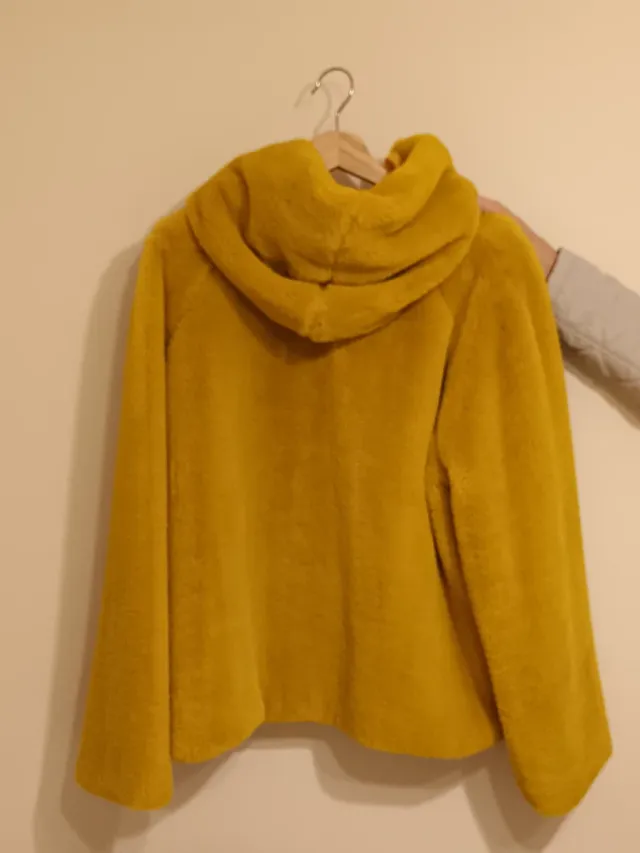 Chaquetón amarillo con capucha y bolsillos