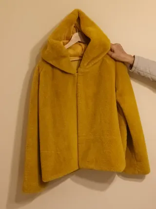 Chaquetón amarillo con capucha y bolsillos