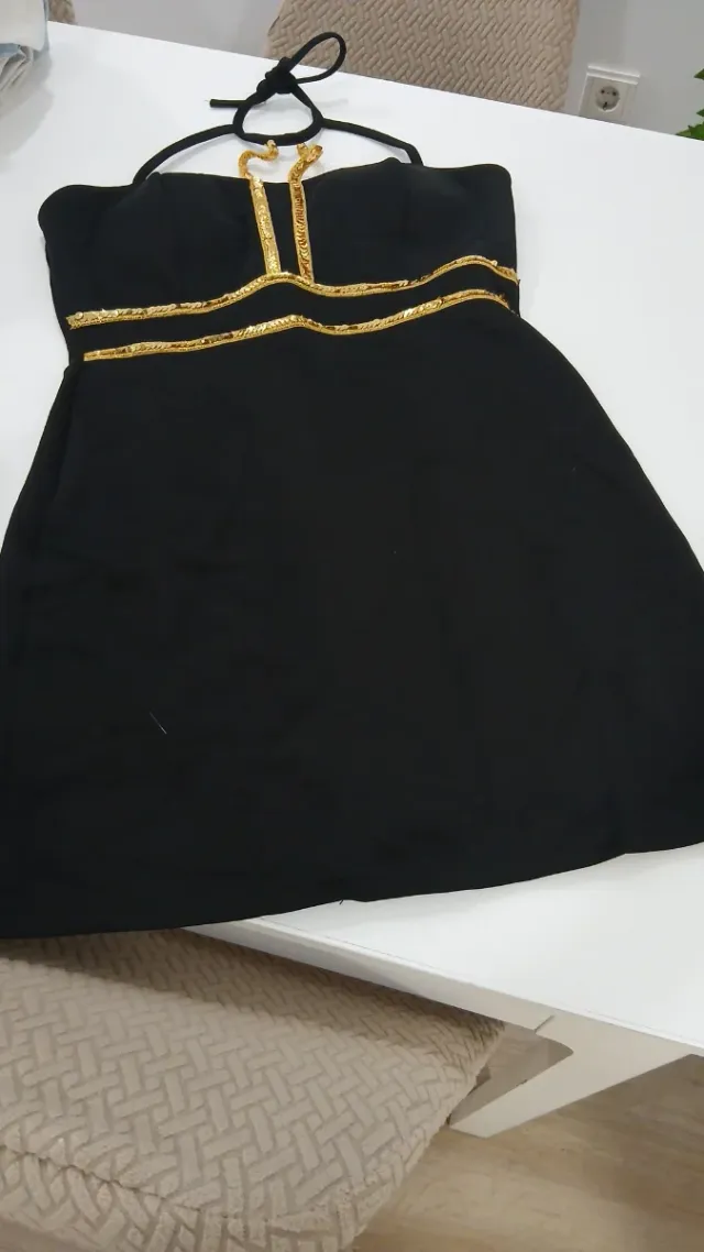 Vestido negro con detalles dorados