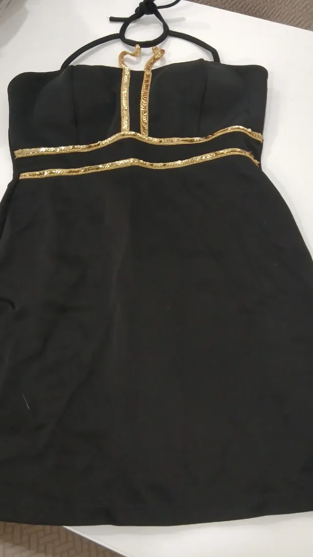 Vestido negro con detalles dorados
