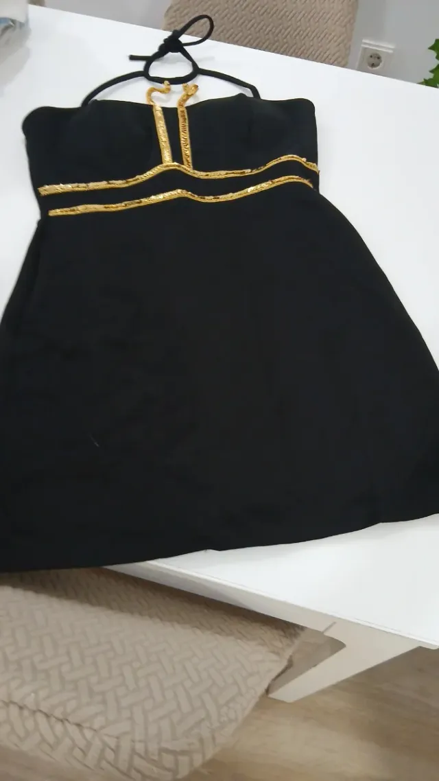 Vestido negro con detalles dorados