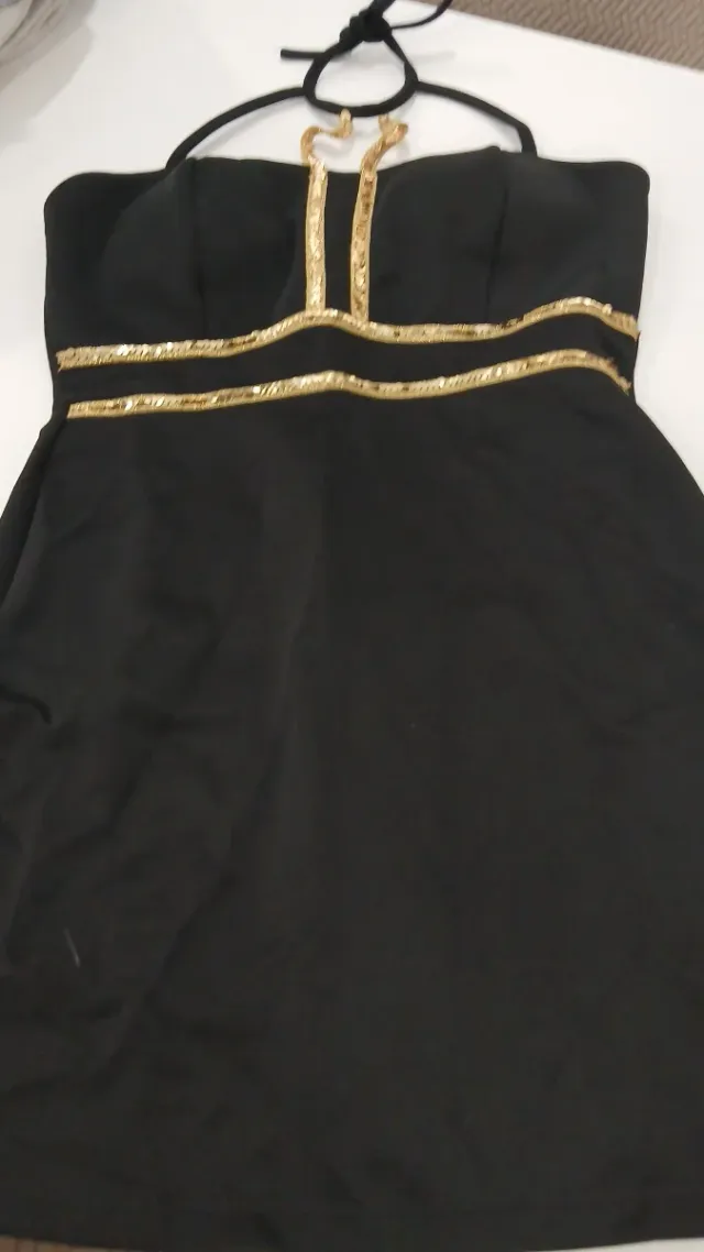 Vestido negro con detalles dorados