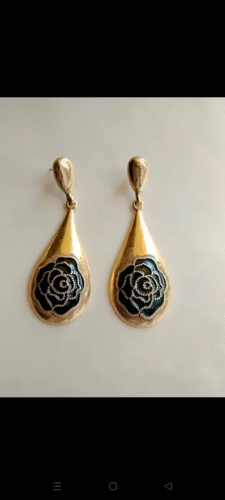Pendientes dorados vintage flor negra