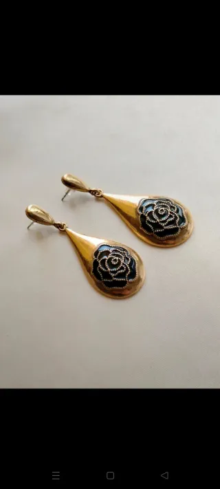 Pendientes dorados vintage flor negra