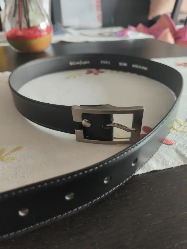 Cinturón negro con hebilla plateada