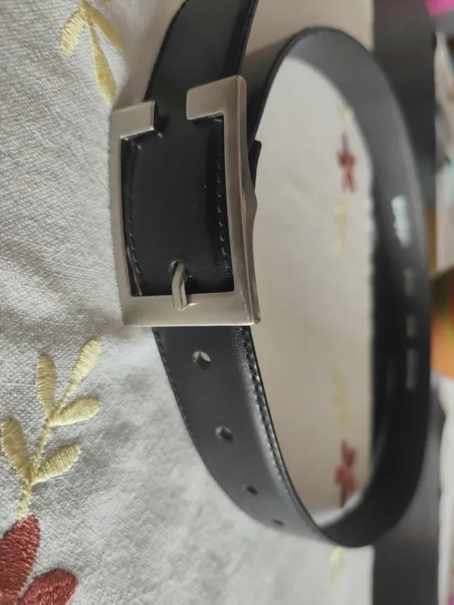 Cinturón negro con hebilla plateada