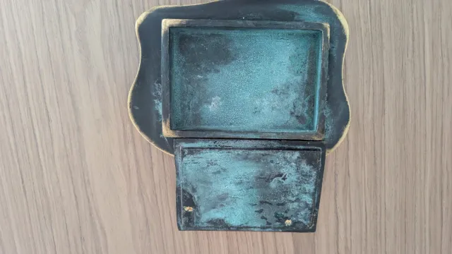 Cenicero y pitillera de bronce, de colección