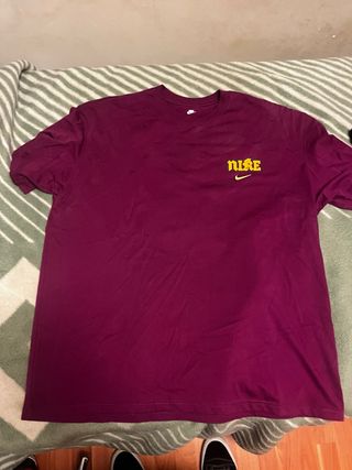 Camiseta Nike Morada Logo Amarillo