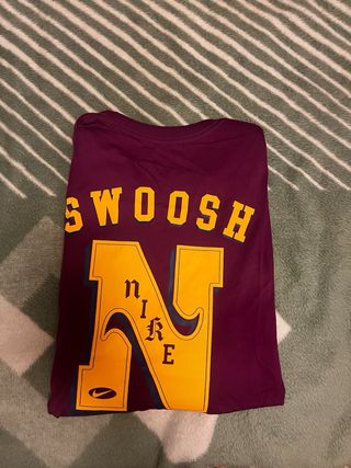Camiseta Nike Morada Logo Amarillo