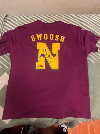 Camiseta Nike Morada Logo Amarillo