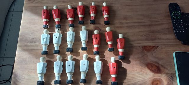 Lote 19 muñecos futbolín madera pintados