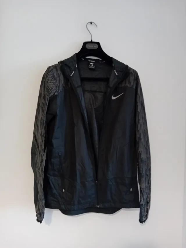 Chaqueta deportiva Nike negra y gris