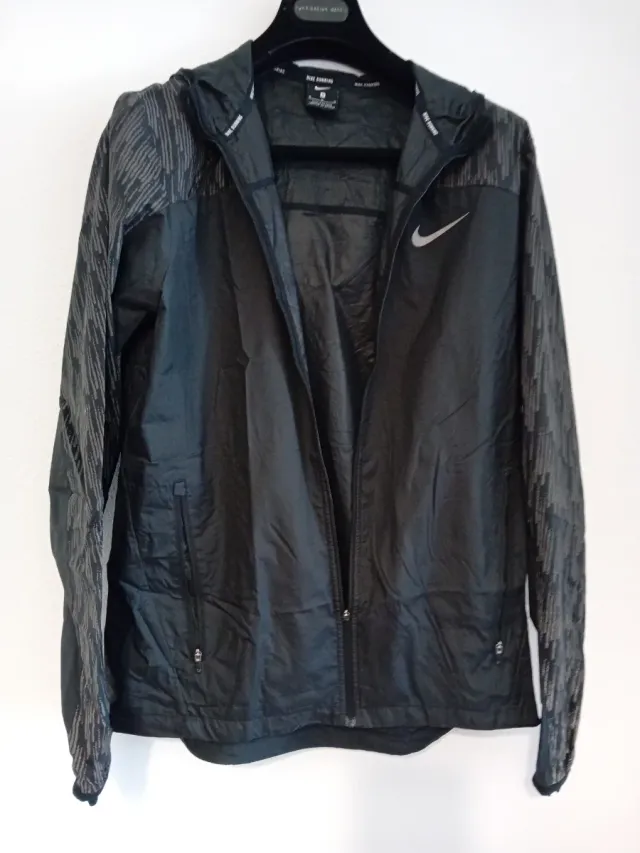 Chaqueta deportiva Nike negra y gris