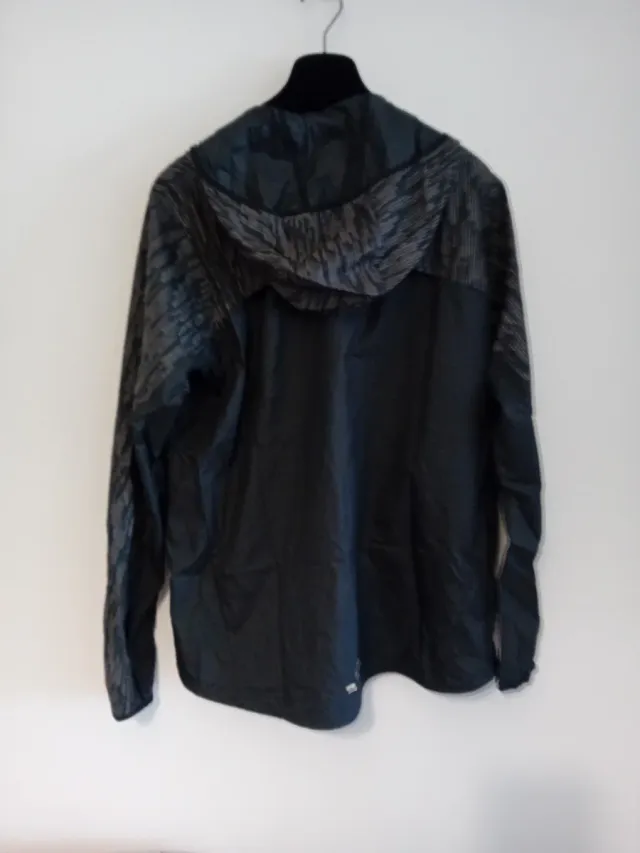 Chaqueta deportiva Nike negra y gris