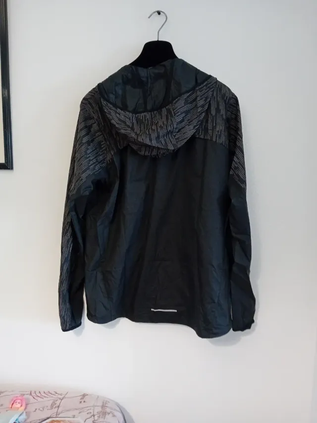 Chaqueta deportiva Nike negra y gris