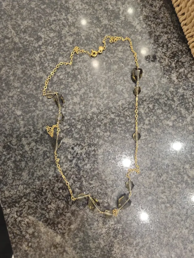 Collar dorado con piedras marrones