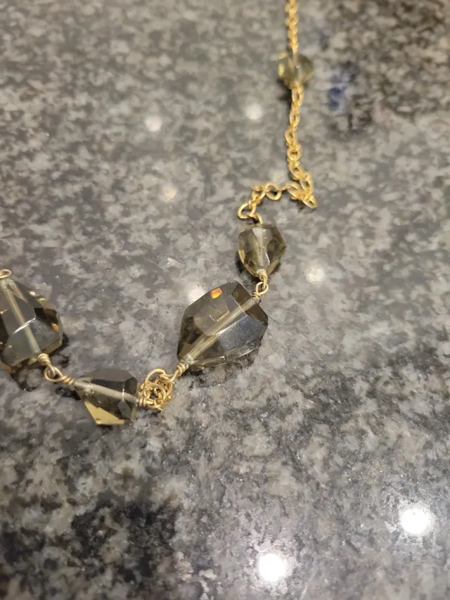 Collar dorado con piedras marrones