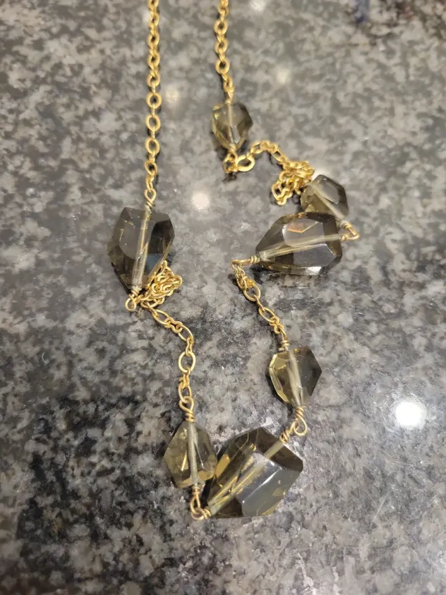 Collar dorado con piedras marrones