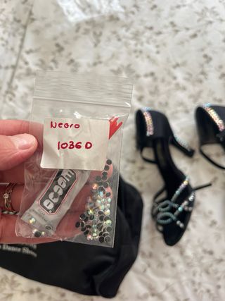 Zapatos de baile negros con pedrería.