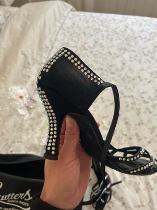 Zapatos de baile negros con pedrería.