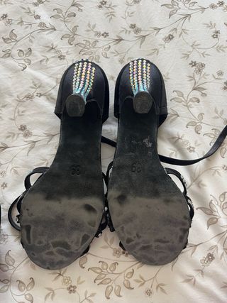 Zapatos de baile negros con pedrería.