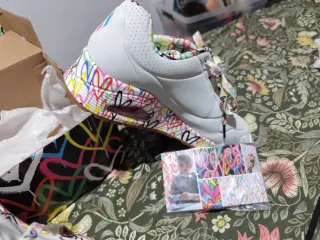 Zapatillas Skechers Multicolor y Blancas