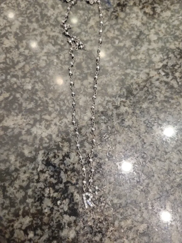 Collar con dije de letra R