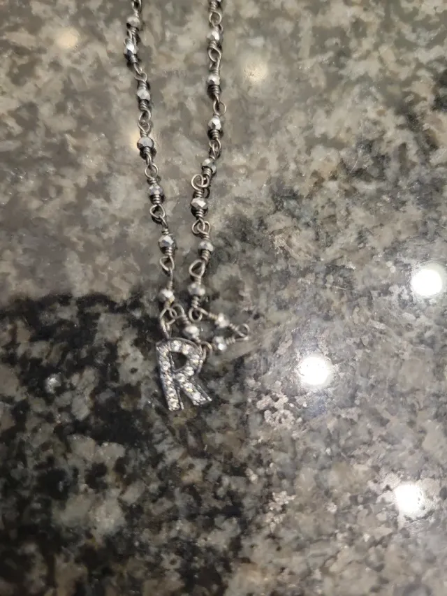 Collar con dije de letra R
