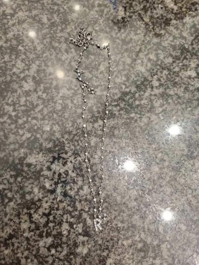 Collar con dije de letra R