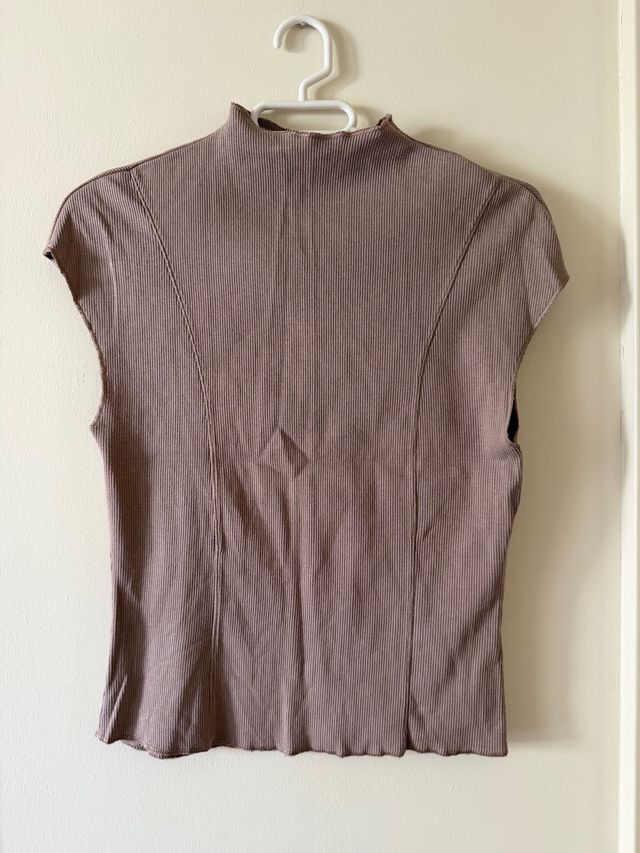 Camiseta sin mangas cuello alto beige oscuro