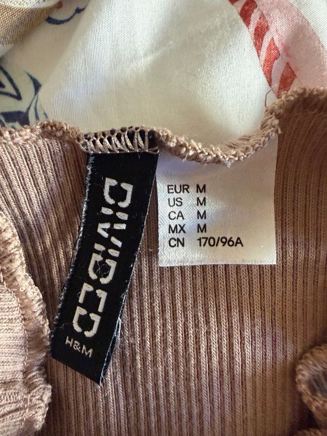 Camiseta sin mangas cuello alto beige oscuro