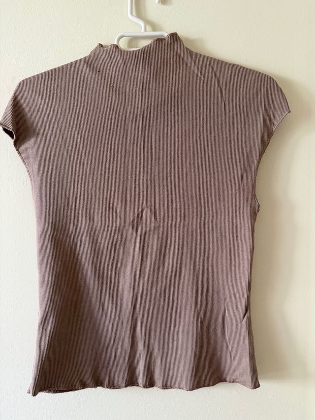 Camiseta sin mangas cuello alto beige oscuro