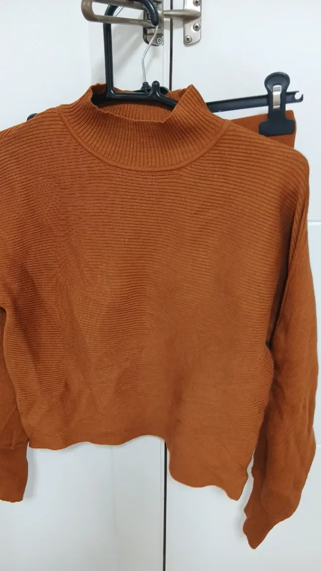 Conjunto marrón y naranja de punto
