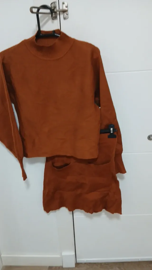 Conjunto marrón y naranja de punto