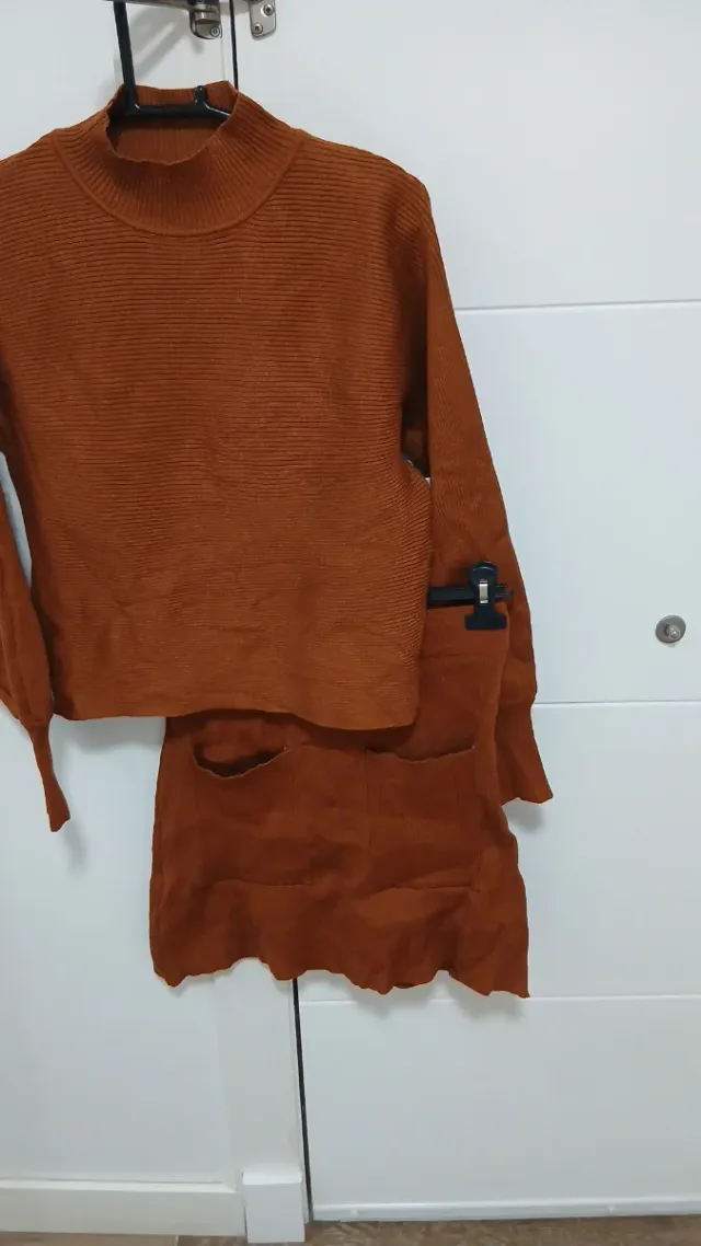 Conjunto marrón y naranja de punto