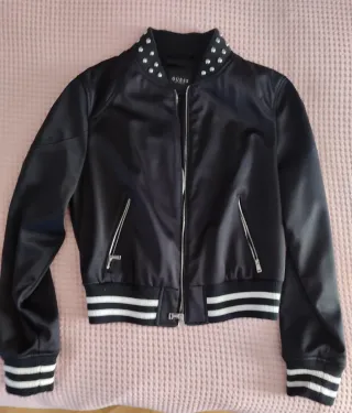 Cazadora Bomber Guess Negra con  Tachuelas