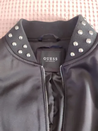 Cazadora Bomber Guess Negra con  Tachuelas