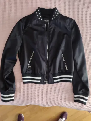Cazadora Bomber Guess Negra con  Tachuelas
