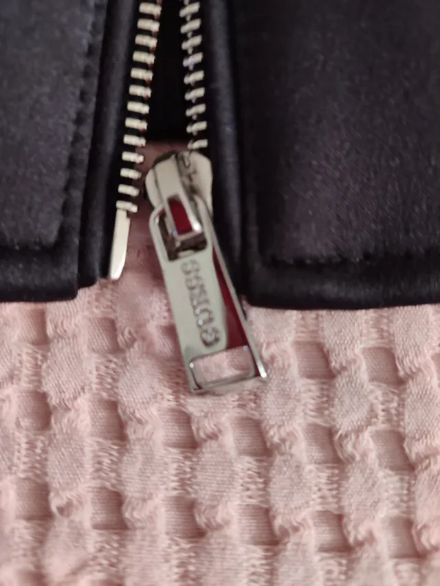 Cazadora Bomber Guess Negra con  Tachuelas