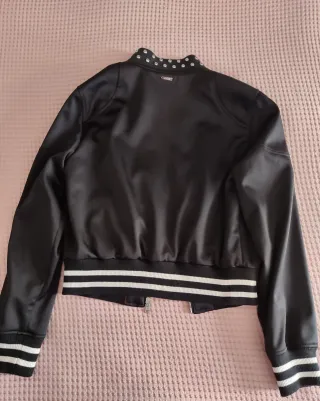 Cazadora Bomber Guess Negra con  Tachuelas