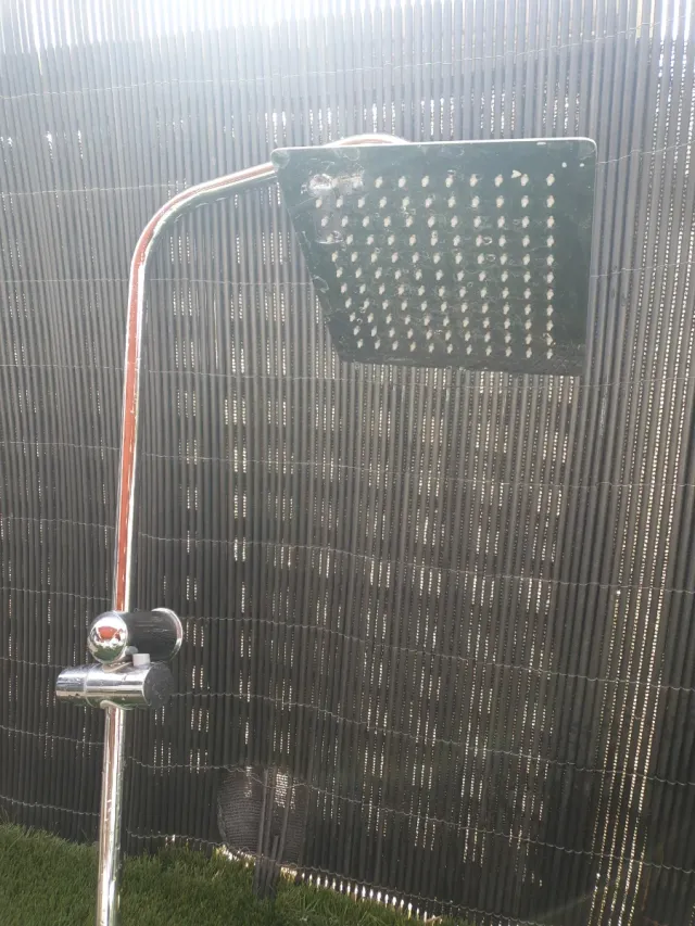 Alcachofa Ducha Cuadrada Negra y Plateada