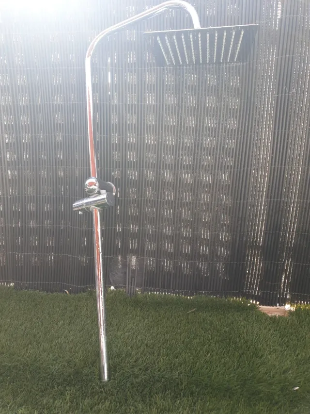 Alcachofa Ducha Cuadrada Negra y Plateada