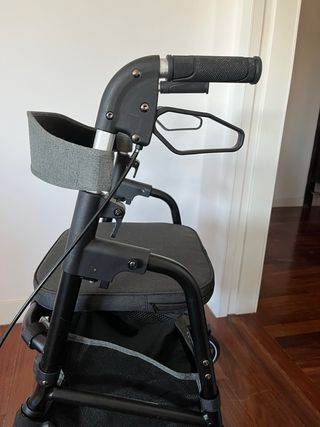 Andador Playcare con asiento y frenos