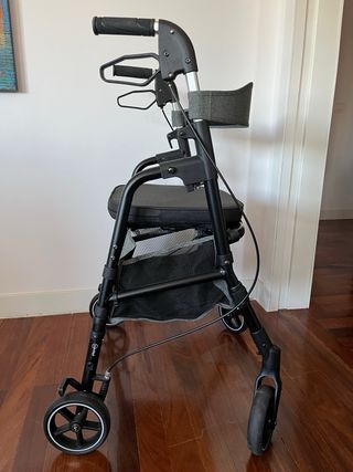 Andador Playcare con asiento y frenos