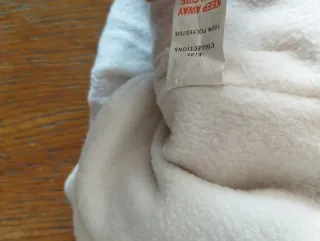 Gorro rosa con pompón blanco