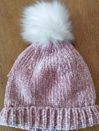Gorro rosa con pompón blanco