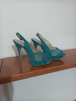 Zapatos de tacón azul turquesa