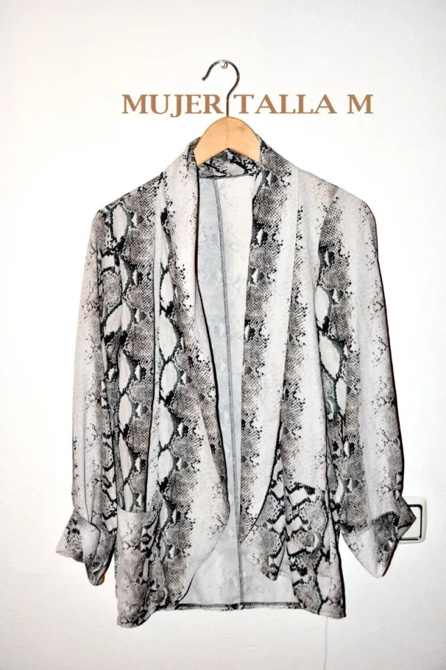 Blazer estampado serpiente talla M. Buen estado.