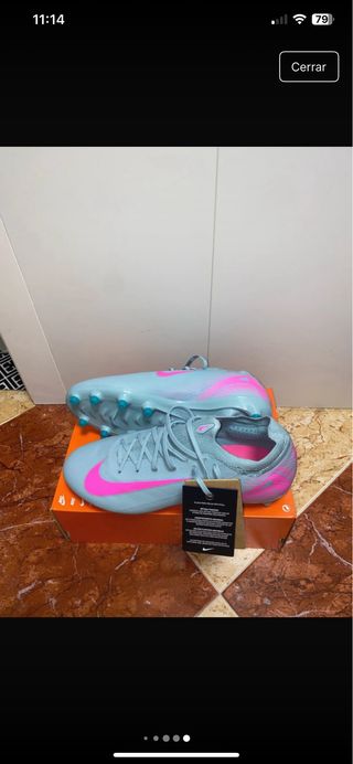 Botas de fútbol Nike azules y rosas